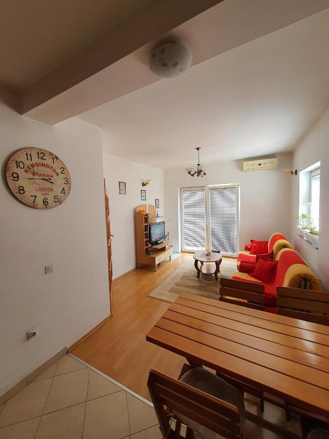 Zogu Apartments - City View Prishtine Bagian luar foto