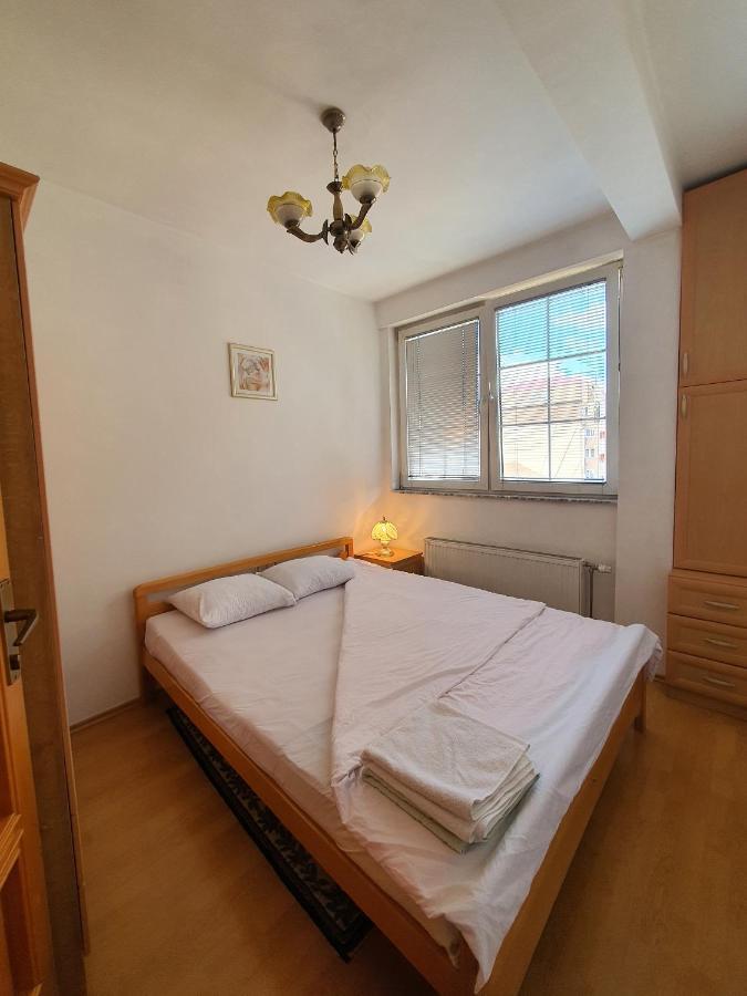 Zogu Apartments - City View Prishtine Bagian luar foto