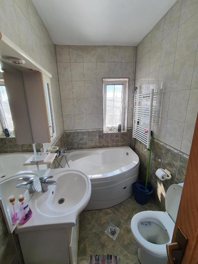 Zogu Apartments - City View Prishtine Bagian luar foto